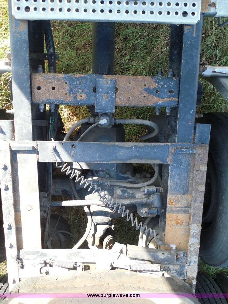 image for item I3353 2005 International 9400i semi truck