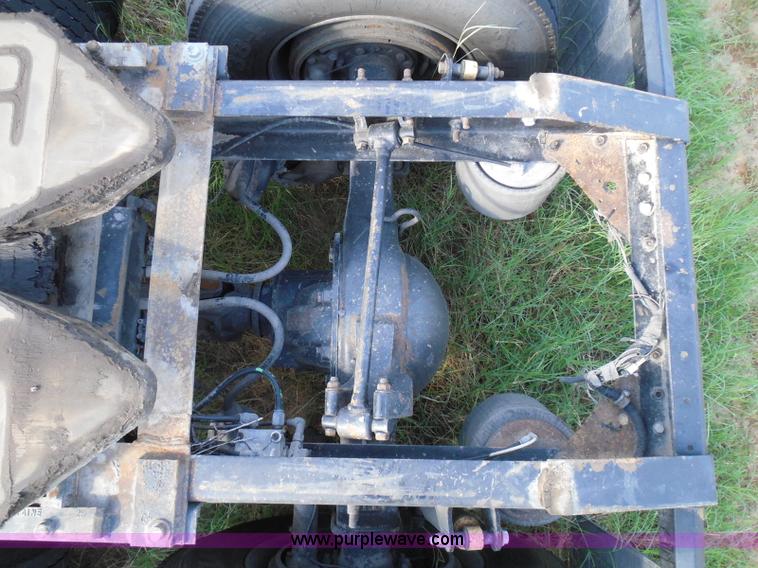 image for item I3353 2005 International 9400i semi truck