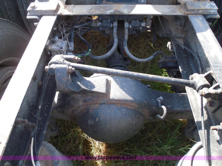 image for item I3353 2005 International 9400i semi truck