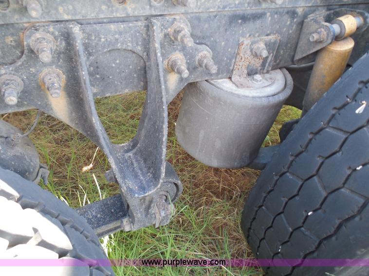 image for item I3353 2005 International 9400i semi truck