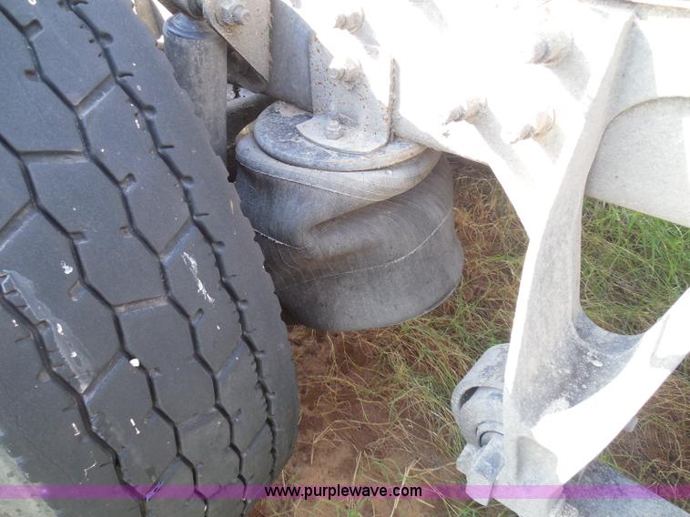 image for item I3353 2005 International 9400i semi truck