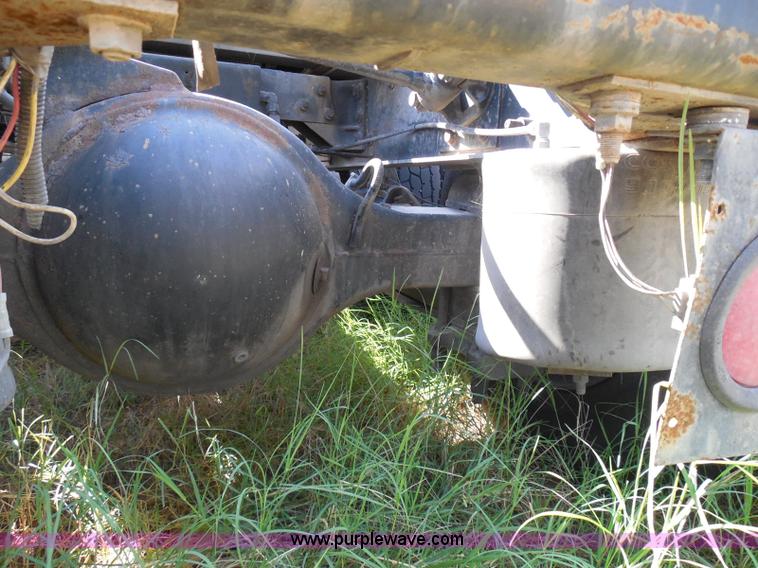 image for item I3353 2005 International 9400i semi truck