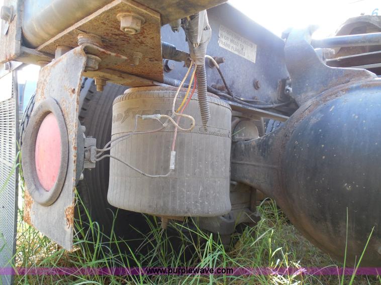 image for item I3353 2005 International 9400i semi truck