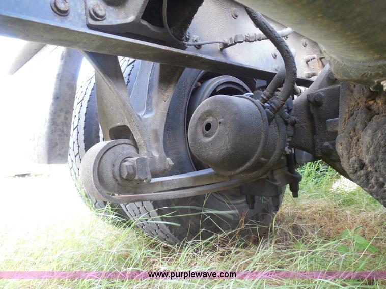 image for item I3353 2005 International 9400i semi truck