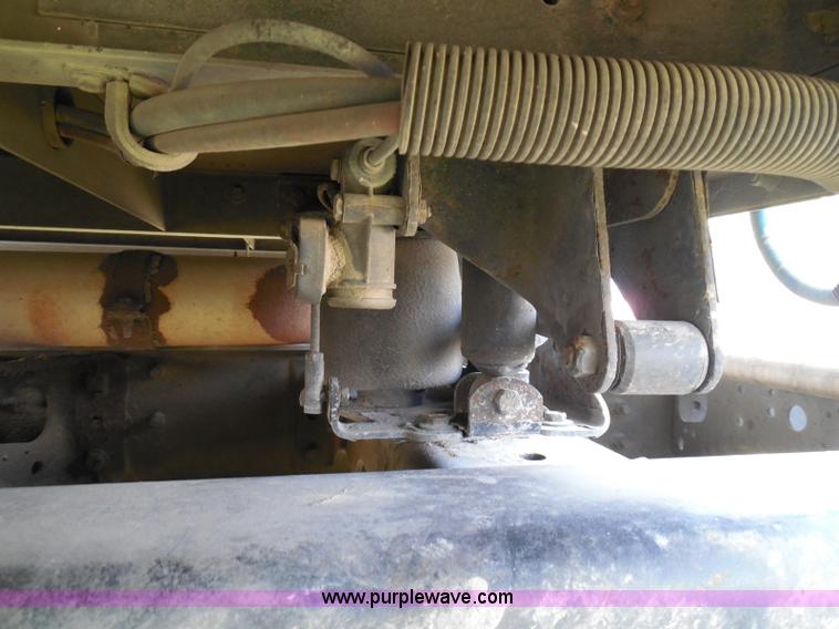 image for item I3353 2005 International 9400i semi truck