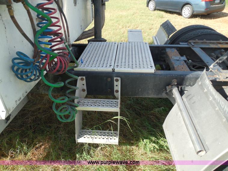 image for item I3353 2005 International 9400i semi truck