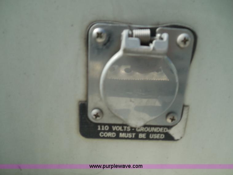 image for item I3353 2005 International 9400i semi truck