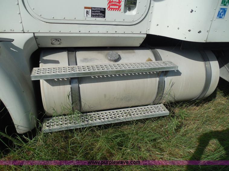 image for item I3353 2005 International 9400i semi truck