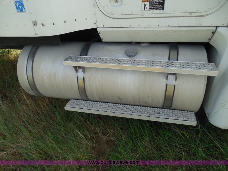 image for item I3353 2005 International 9400i semi truck