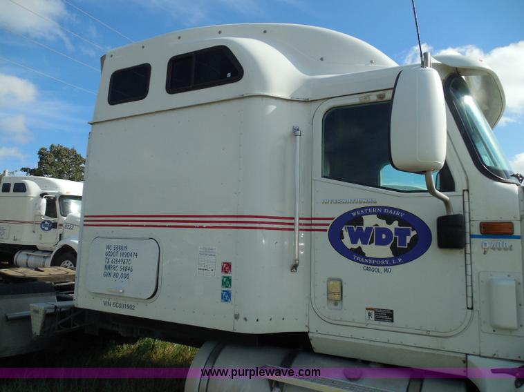 image for item I3353 2005 International 9400i semi truck