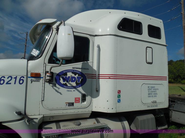 image for item I3353 2005 International 9400i semi truck