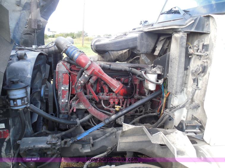 image for item I3353 2005 International 9400i semi truck