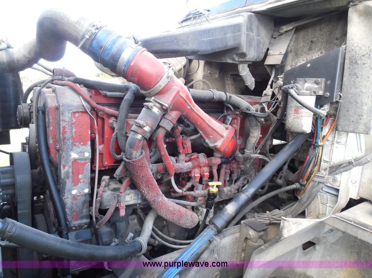 image for item I3353 2005 International 9400i semi truck