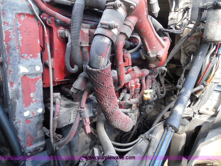 image for item I3353 2005 International 9400i semi truck