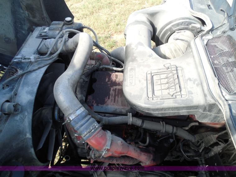 image for item I3353 2005 International 9400i semi truck