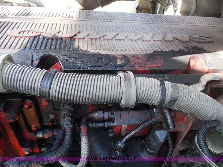 image for item I3353 2005 International 9400i semi truck