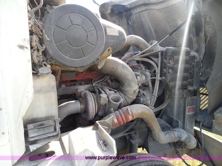 image for item I3353 2005 International 9400i semi truck