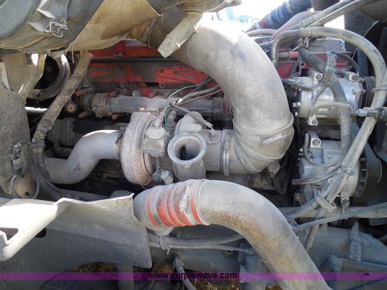 image for item I3353 2005 International 9400i semi truck