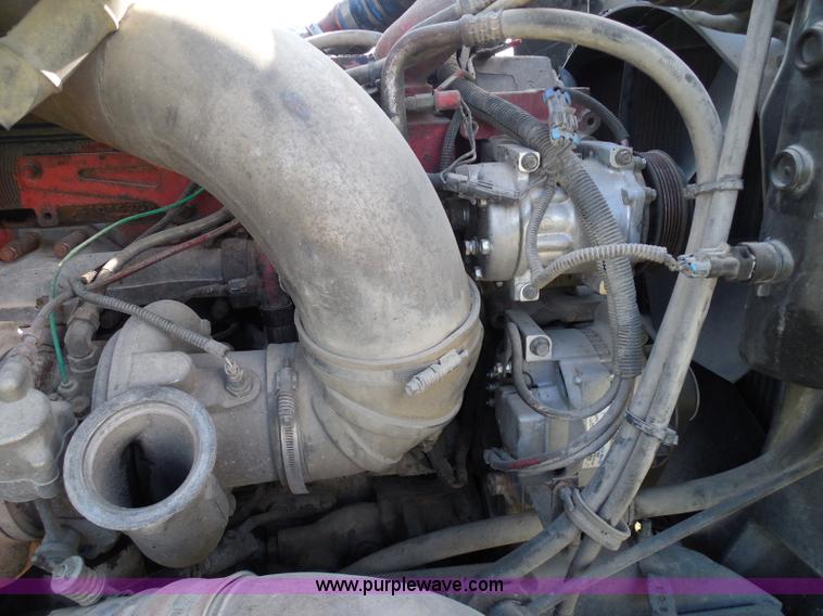 image for item I3353 2005 International 9400i semi truck