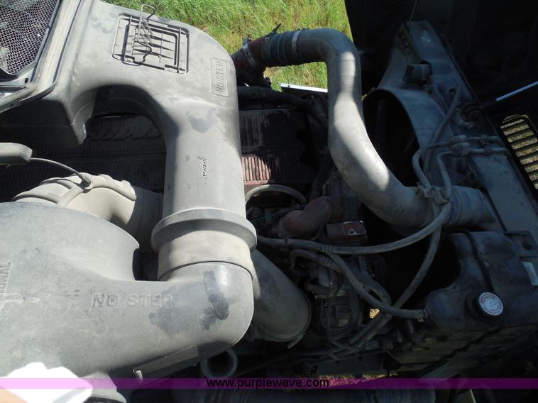 image for item I3353 2005 International 9400i semi truck