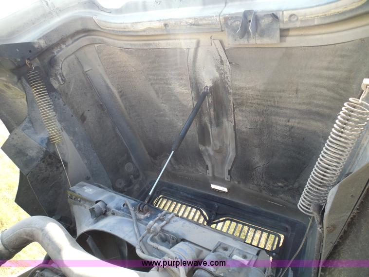 image for item I3353 2005 International 9400i semi truck