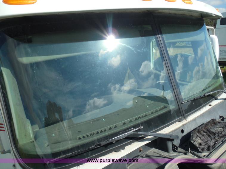 image for item I3353 2005 International 9400i semi truck