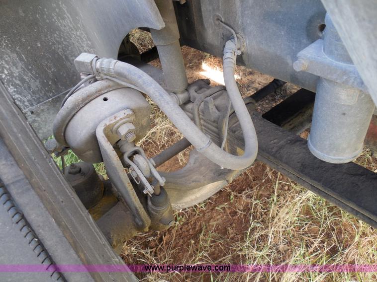 image for item I3353 2005 International 9400i semi truck