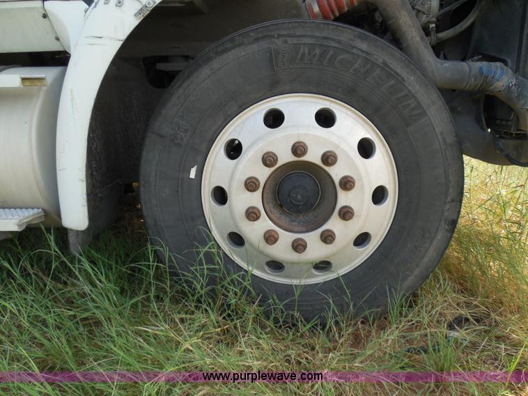 image for item I3353 2005 International 9400i semi truck