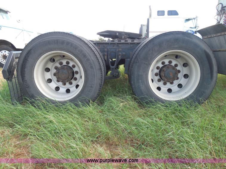 image for item I3353 2005 International 9400i semi truck