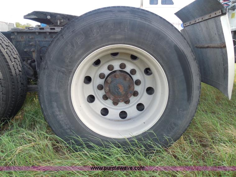 image for item I3353 2005 International 9400i semi truck