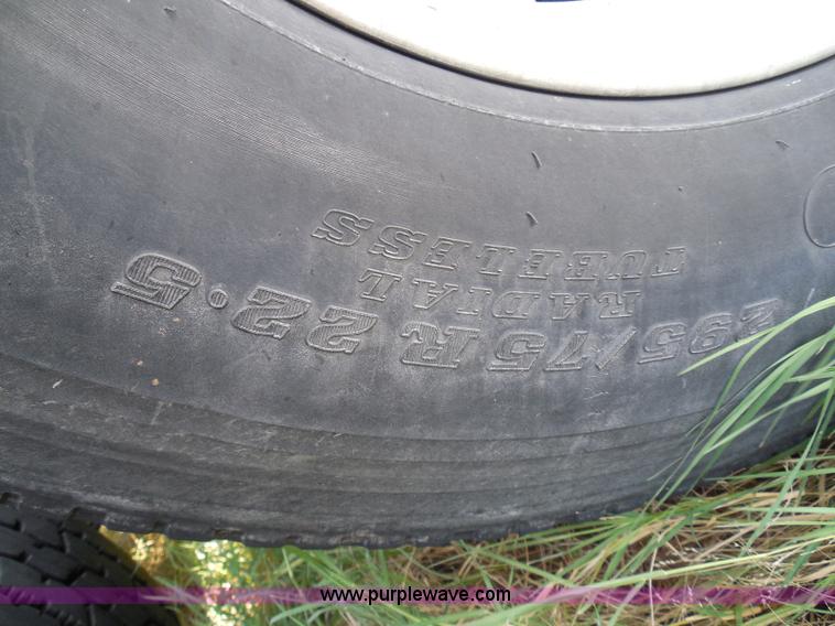 image for item I3353 2005 International 9400i semi truck