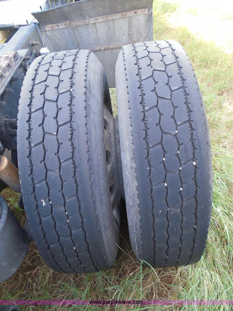 image for item I3353 2005 International 9400i semi truck