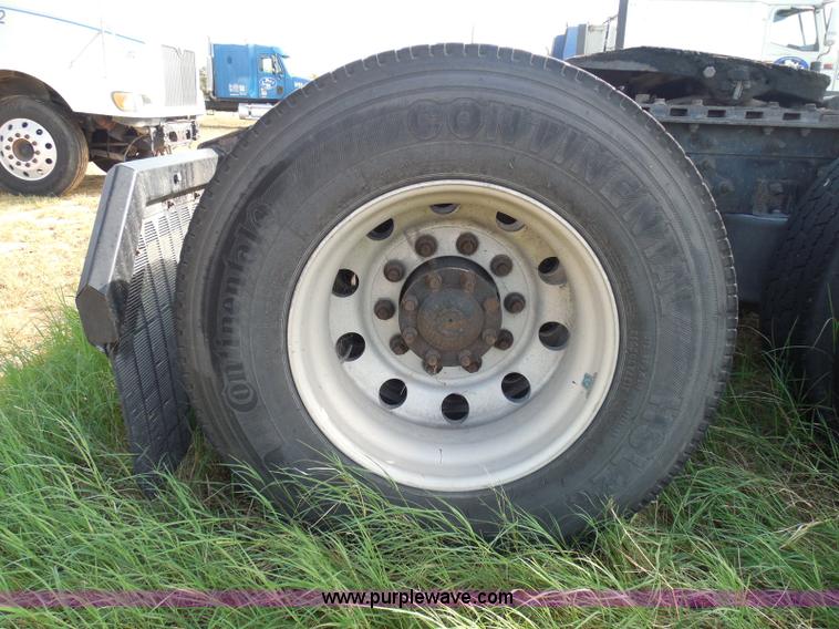 image for item I3353 2005 International 9400i semi truck