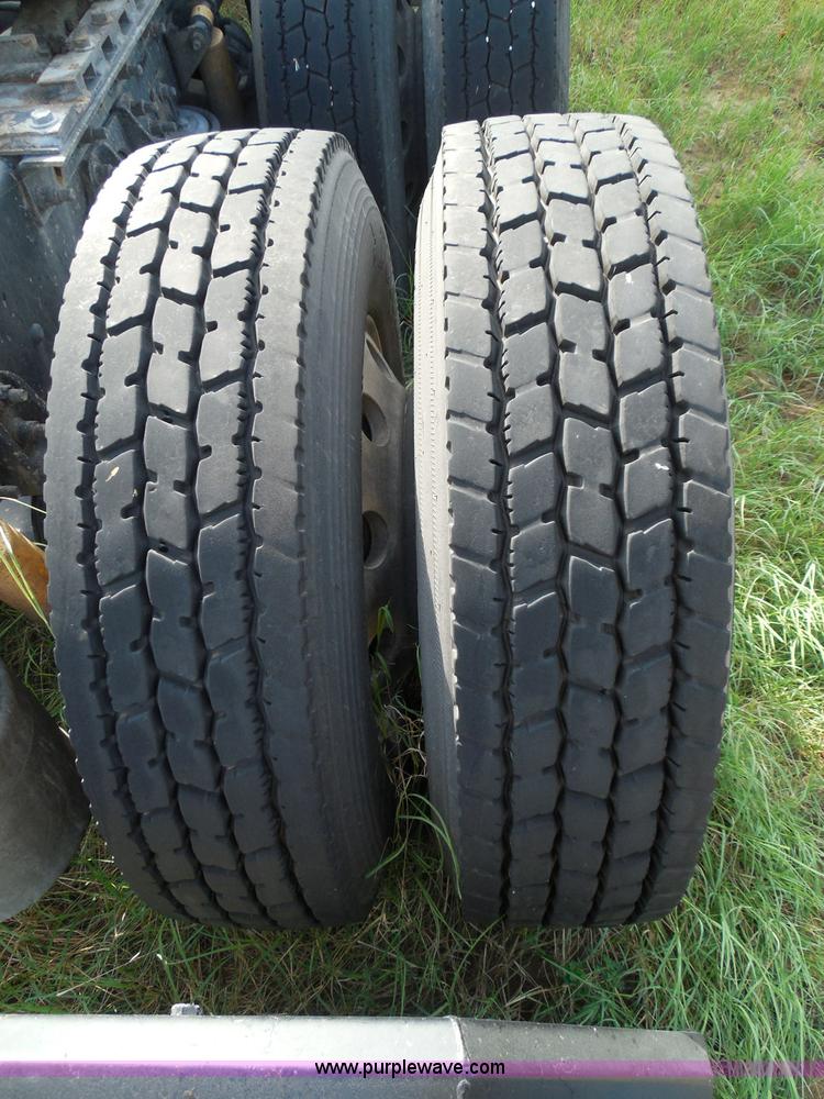 image for item I3353 2005 International 9400i semi truck