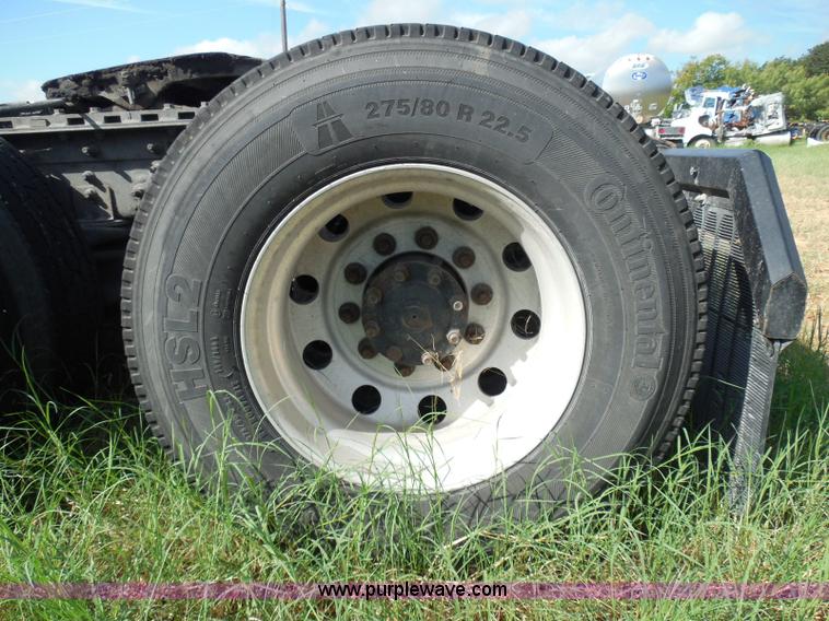 image for item I3353 2005 International 9400i semi truck