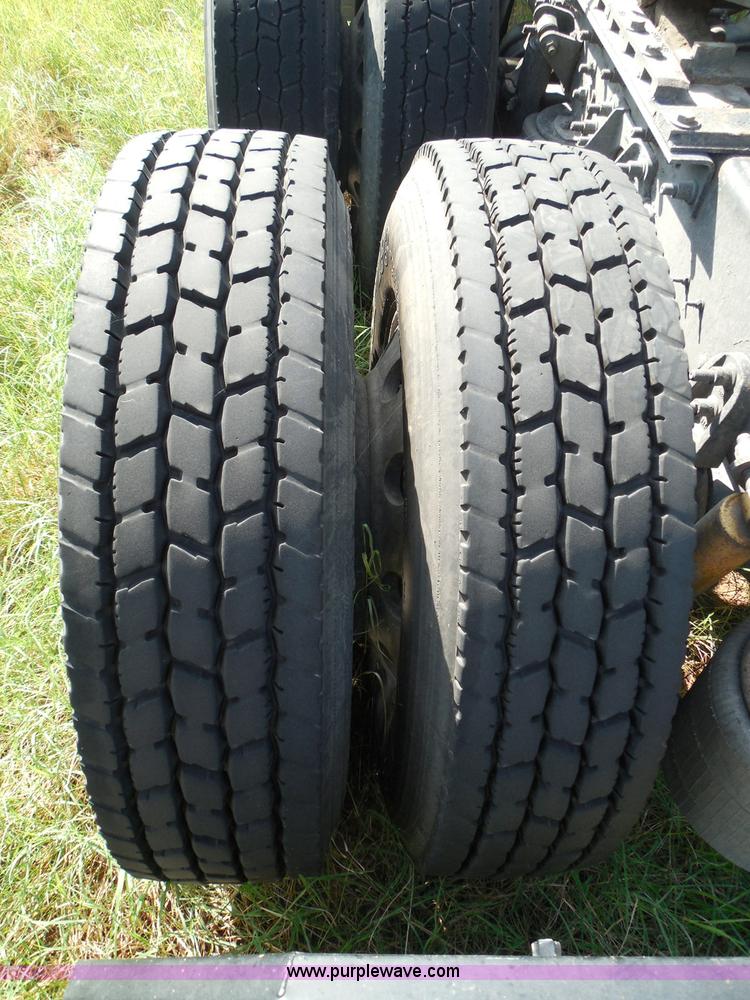 image for item I3353 2005 International 9400i semi truck