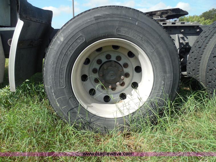 image for item I3353 2005 International 9400i semi truck