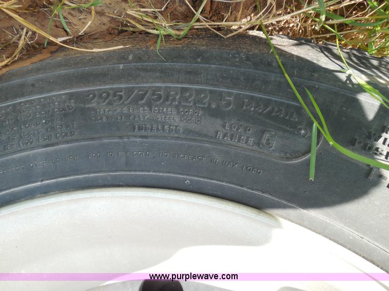 image for item I3353 2005 International 9400i semi truck