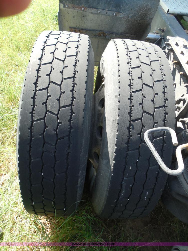 image for item I3353 2005 International 9400i semi truck