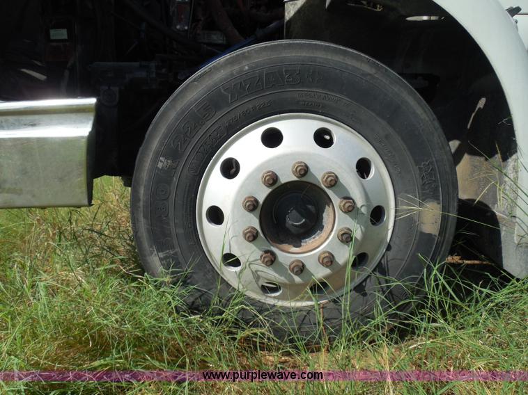 image for item I3353 2005 International 9400i semi truck