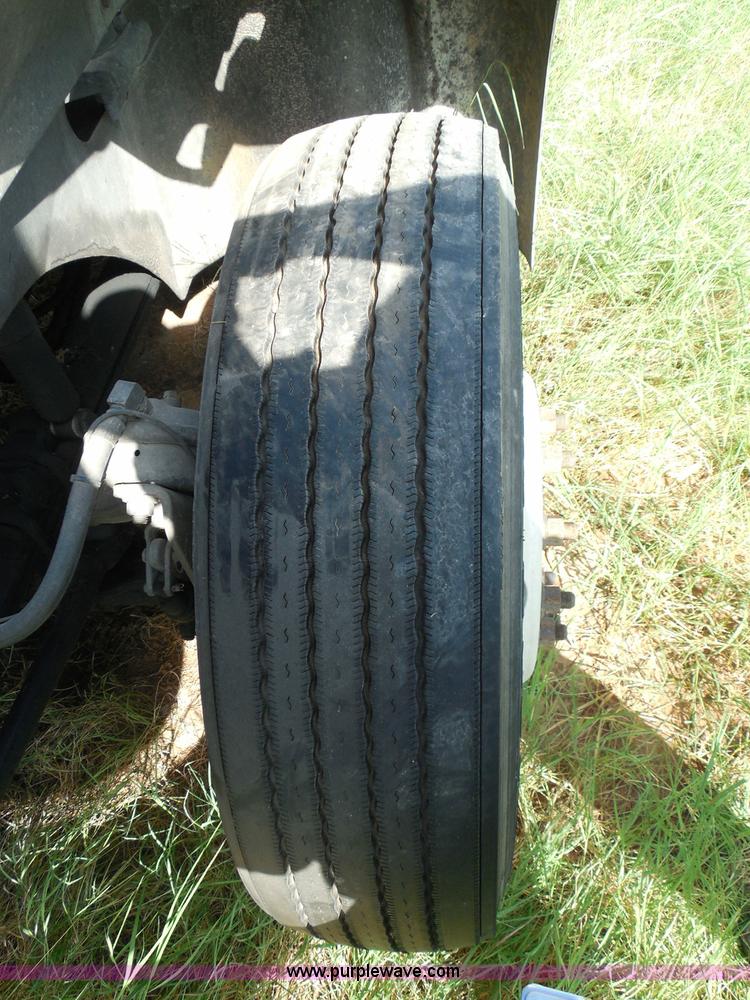 image for item I3353 2005 International 9400i semi truck