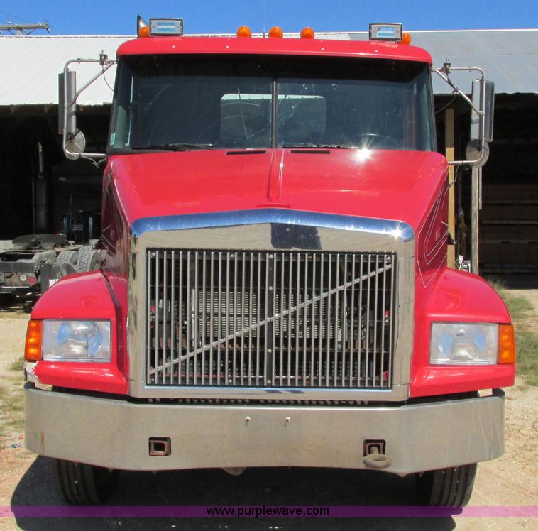 image for item I4128 1994 Volvo WCA Aero semi truck