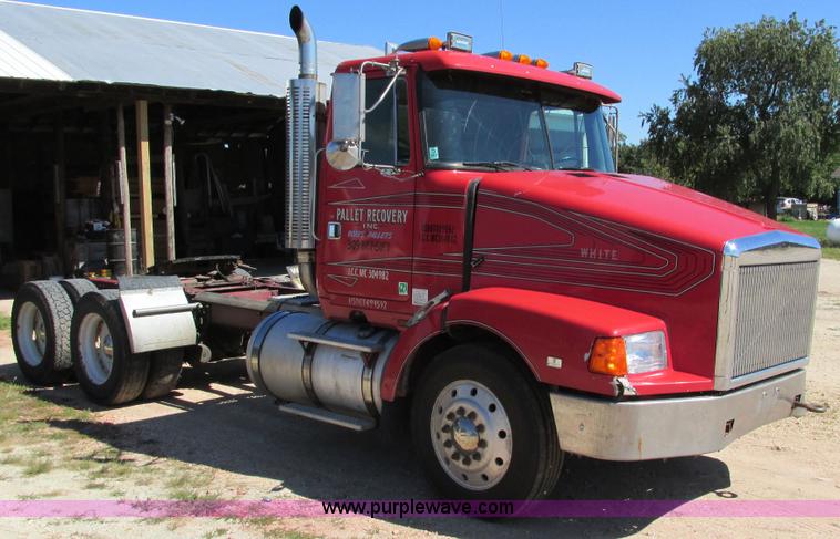 image for item I4128 1994 Volvo WCA Aero semi truck