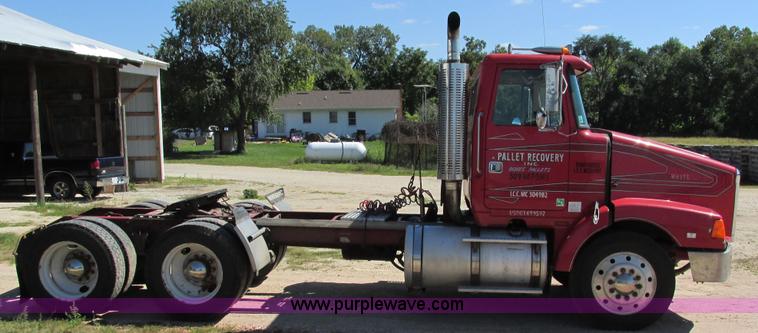 image for item I4128 1994 Volvo WCA Aero semi truck