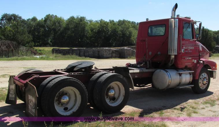 image for item I4128 1994 Volvo WCA Aero semi truck