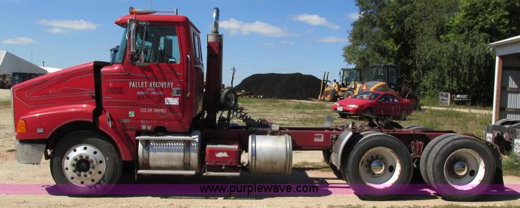 image for item I4128 1994 Volvo WCA Aero semi truck