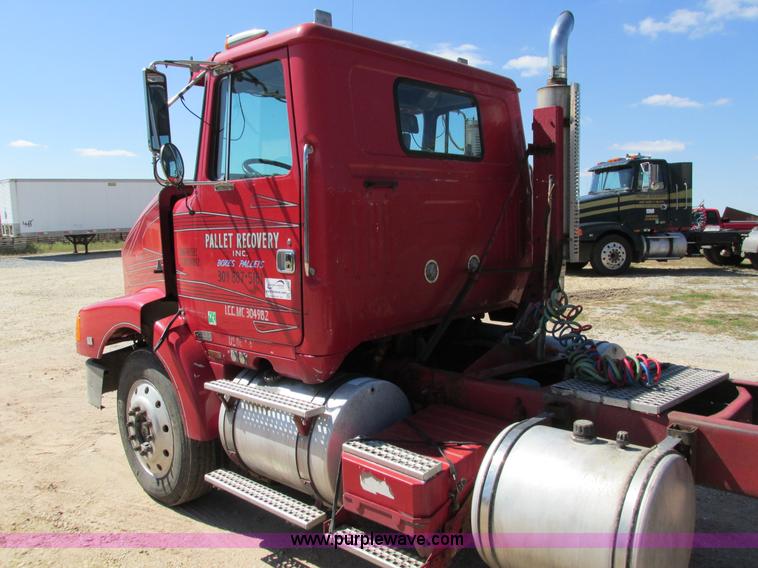 image for item I4128 1994 Volvo WCA Aero semi truck