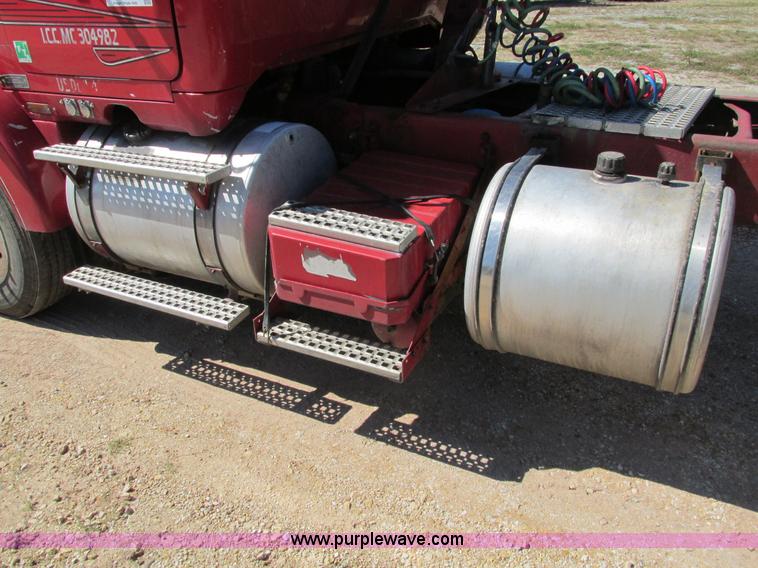 image for item I4128 1994 Volvo WCA Aero semi truck