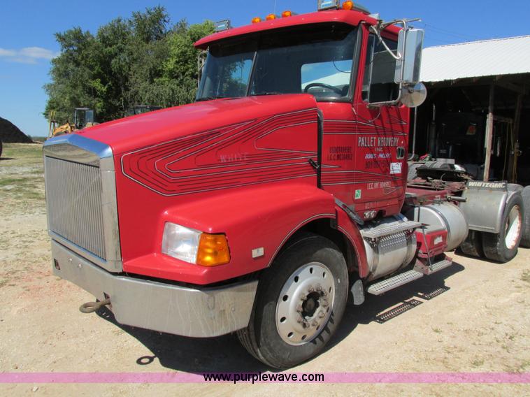 image for item I4128 1994 Volvo WCA Aero semi truck