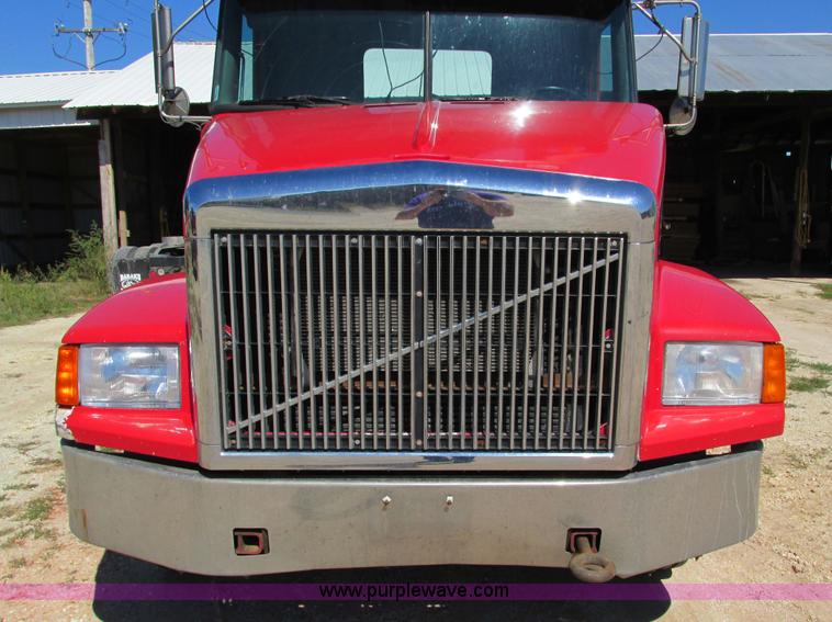 image for item I4128 1994 Volvo WCA Aero semi truck